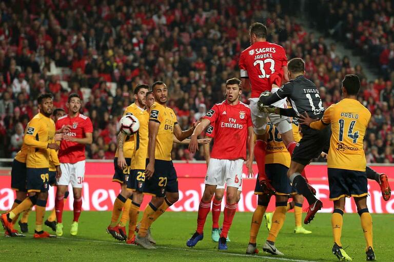 ﻿GOLEADA LEVA BENFICA À VICE-LIDERANÇA