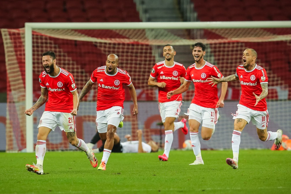 Inter ganha primeira na Libertadores com gol nos acréscimos.