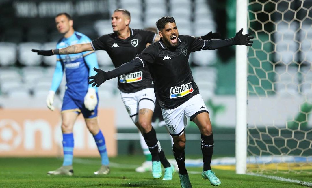 BOTAFOGO VENCE LÍDER CORITIBA E ENTRA NO G4