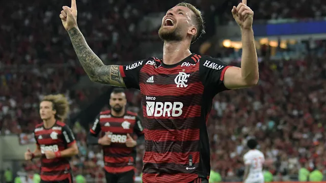 FLAMENGO REABRE MARACANÃ GOLEANDO