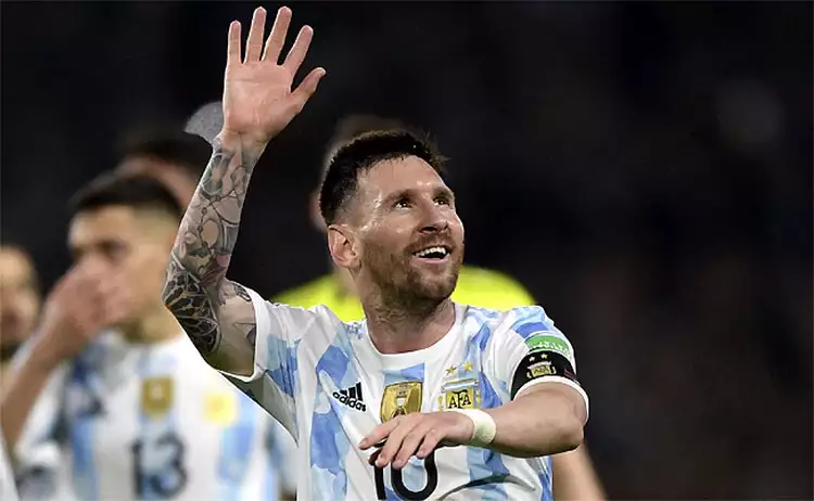 MESSI FAZ GOL E CANTA COM A TORCIDA