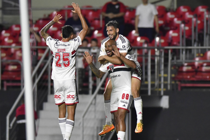 SÃO PAULO SOBE, BOTAFOGO CAI