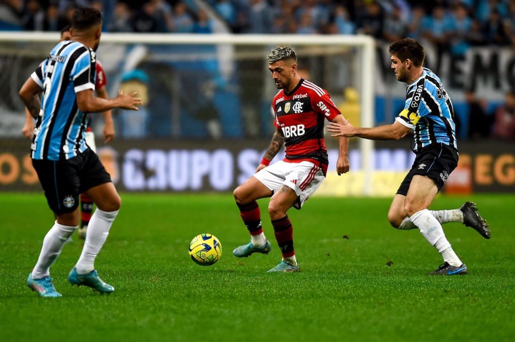 Wesley recebe cartão amarelo e está suspenso de Flamengo x Grêmio, pela  Copa do Brasil