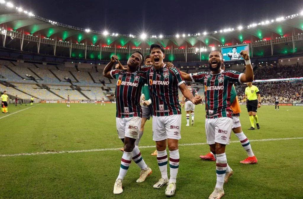 FLUMINENSE VENCE E VOLTA AO G4