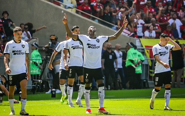 BOTAFOGO VENCE FLA E É NOVO LÍDER