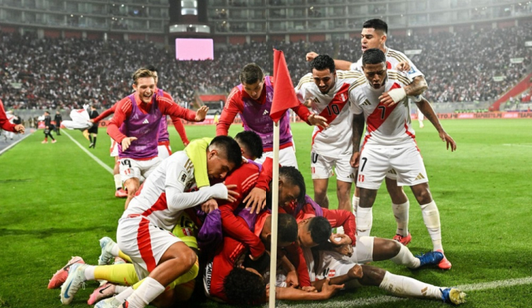 PERU VENCE URUGUAI E SAI DA LANTERNA